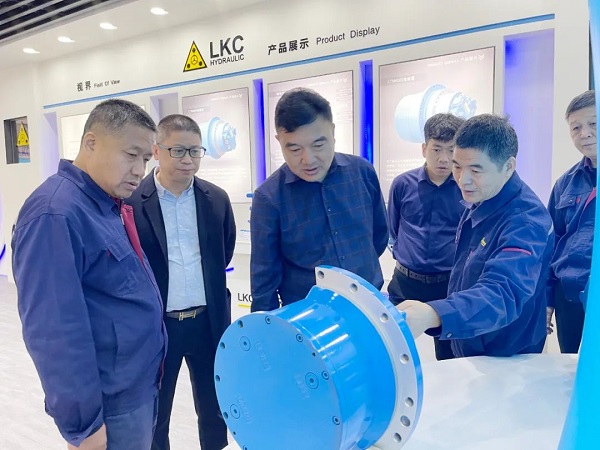 廣州塔山機(jī)械、廣州韓川液壓、江蘇靖江新世紀(jì)液壓、無錫密斯特智能裝備制造有限公司一行6人蒞臨力克川參觀交流2.jpg 廣州塔山機(jī)械、廣州韓川液壓、江蘇靖江新世紀(jì)液壓、無錫密斯特智能裝備制造有限公司一行6人蒞臨力克川參觀交流2.jpg