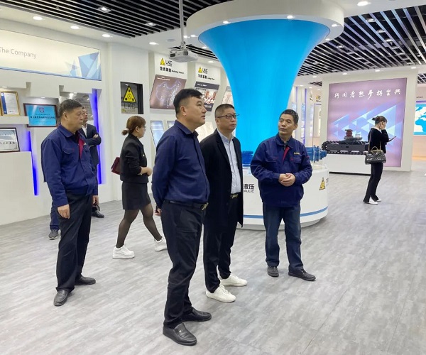 廣州塔山機(jī)械、廣州韓川液壓、江蘇靖江新世紀(jì)液壓、無錫密斯特智能裝備制造有限公司一行6人蒞臨力克川參觀交流3.jpg 廣州塔山機(jī)械、廣州韓川液壓、江蘇靖江新世紀(jì)液壓、無錫密斯特智能裝備制造有限公司一行6人蒞臨力克川參觀交流3.jpg